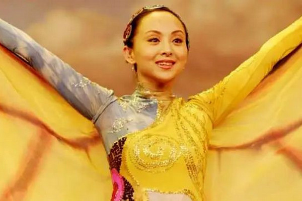缩略图 | 当年春晚“千手观音”聋哑人领舞，被富豪苦追8年，如今她怎样了？