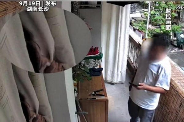 缩略图 | 女子洗澡后下单上门取件，快递员推门而入被看光！
