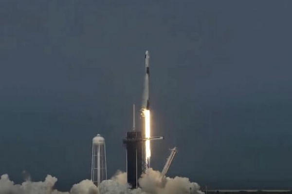 缩略图 | SpaceX载人航天飞船成功发射，马斯克圆太空梦！