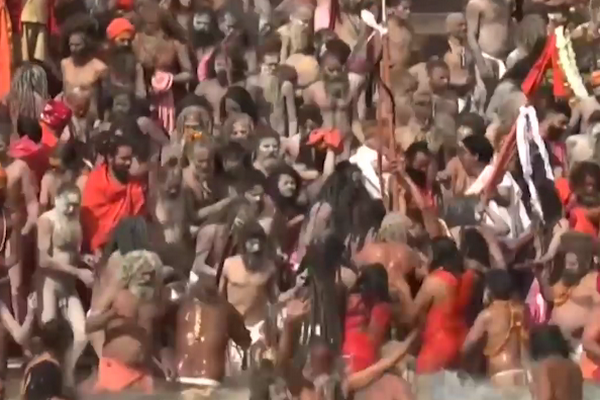 缩略图 | 数万印度人跳入恒河沐浴：壮观！相信恒河水保佑清除病毒
