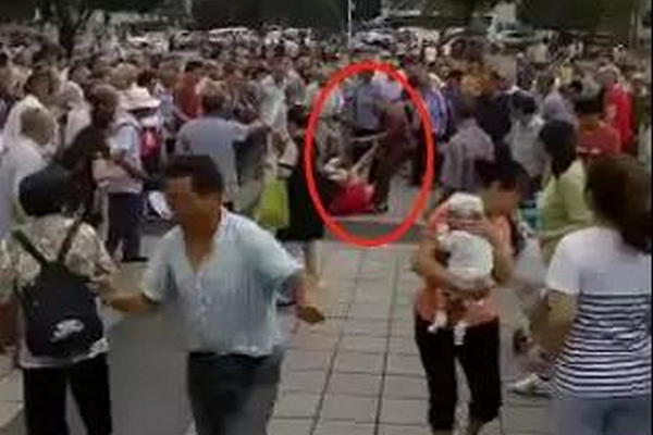 缩略图 | 重庆一女子当街被前夫捅死，警方：嫌犯正在抓捕