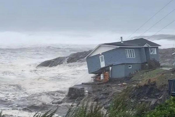 缩略图 | 世纪飓风横扫加拿大：12米巨浪滔天，已有人失踪
