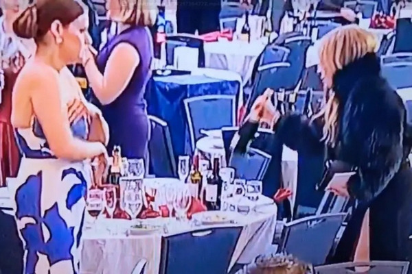 缩略图 | 【视频】白宫记者协会晚宴枪击案后，一女子被拍到淡定顺走两瓶葡萄酒！