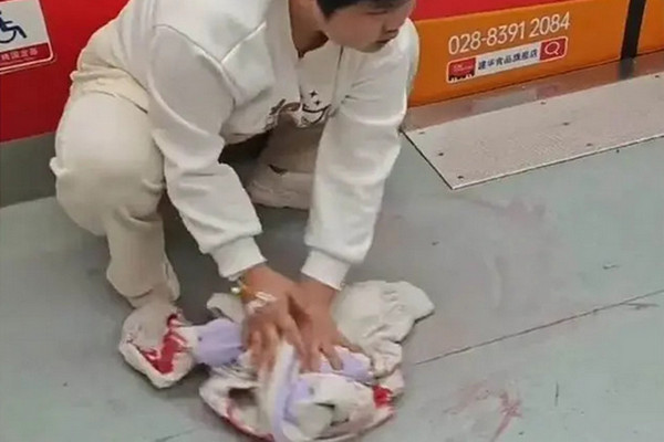 缩略图 | 地铁吐血女孩：银行账户被人举报暂时被封！