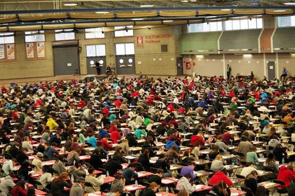 缩略图 | 加拿大一所大学期末线下考试：300多人聚一考场