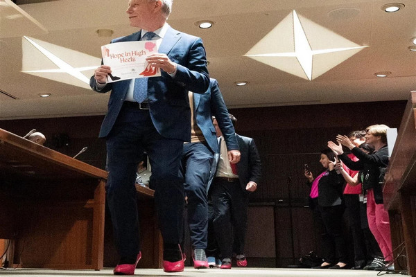 缩略图 | 加拿大多名男政客穿粉色高跟鞋，引来社交媒体骂声一片