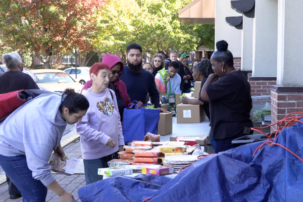 缩略图 | 美国政府“停摆”三周整，公务员们排长队领救济！