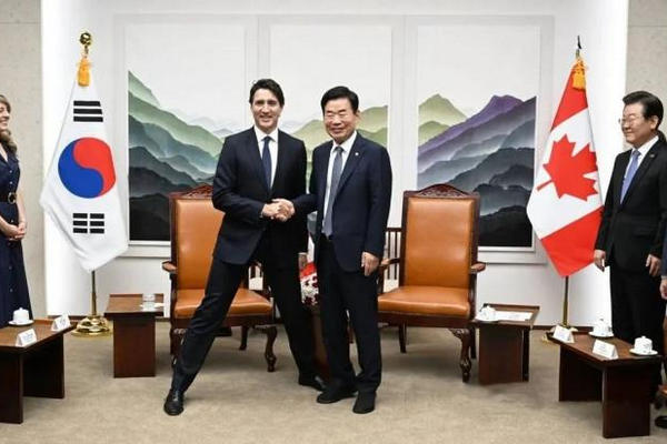 缩略图 | 加拿大总理特鲁多玩儿了个大劈叉，韩国网民沸腾了！
