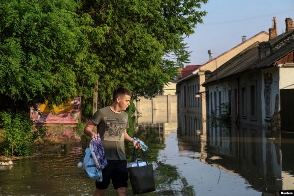 缩略图 | 乌克兰大坝被毁引发洪水，迫使上万人疏散！
