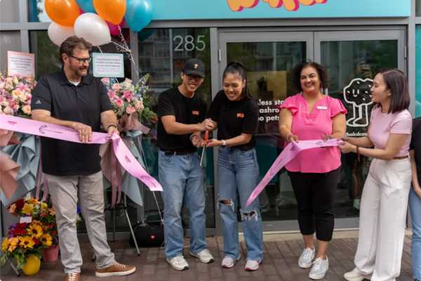 缩略图 | 加拿大亚裔姐弟卖好吃的，年收冲上200万！一开始只想赚$1000，大家排长龙疯抢！