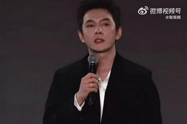 缩略图 | 哽咽宣布缺席直播两季度后，李佳琦深夜再发声