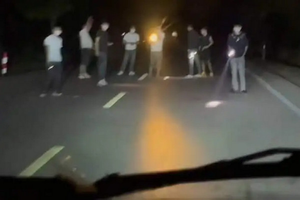 缩略图 | 广西多名男子持手电筒拦车！镇政府：他们想当路霸！
