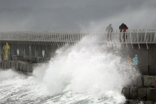 缩略图 | 环境部：7米巨浪将袭温哥华岛，或造成基础设施损坏！