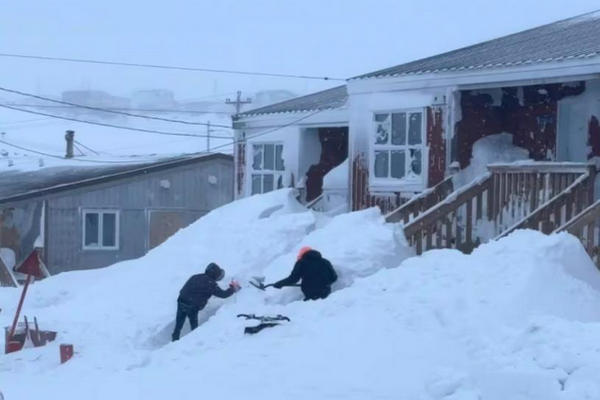 缩略图 | 加拿大居民一觉醒来，发现自己家被大雪活埋了！