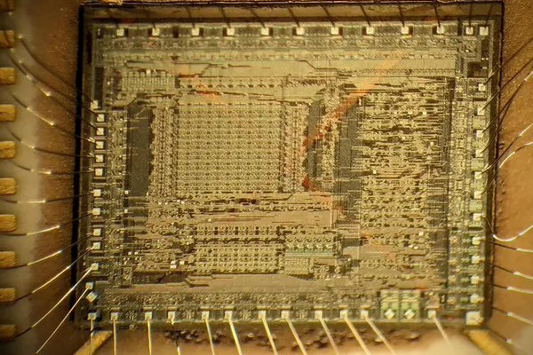 缩略图 | 40多年前的“未来科技”：1977年的电脑惊藏神秘芯片