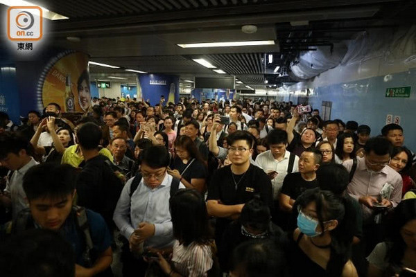 缩略图 | 香港不合作运动：早上高峰期堵地铁，数万通电话报假警！