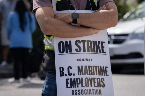 缩略图 | 加拿大30个港口工人罢工！包裹要没，物价也可能要涨了！