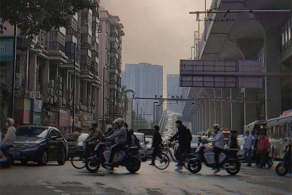 缩略图 | 一个差评扣我 300，女大学生外卖骑手的 42 条生存指南