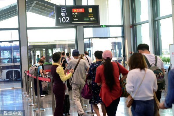 缩略图 | 中国游客被签证中心“割韭菜”？背后真相令人愤怒