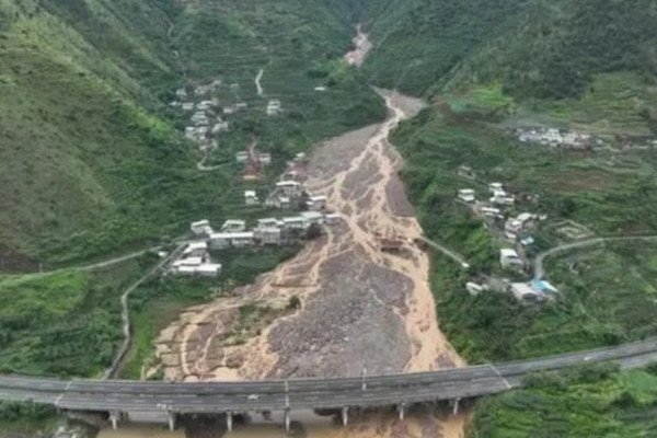 缩略图 | 四川雅安洪灾已搜寻到14具遗体，仍有25人失联！