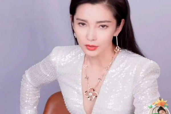 缩略图 | 李冰冰直播因没穿内衣被举报，遭吐槽会带坏青少年！