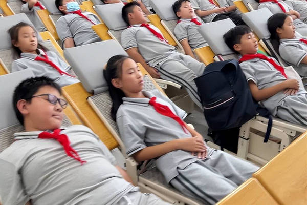 缩略图 | 学生按睡姿收费惹争议：趴桌午休200元，午休垫躺平360元，午休室床位680元！