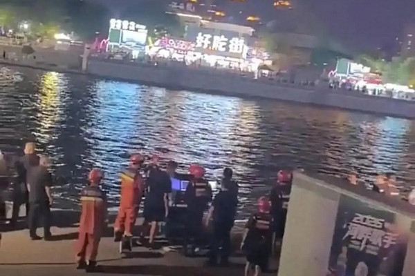 缩略图 | 一家四口在“天津之眼”海河边游玩，弟弟落水，哥哥、妈妈下水救人不幸溺亡！