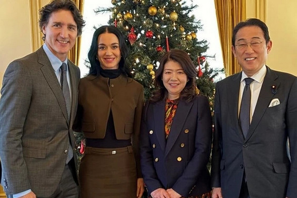 缩略图 | 这画风有点乱！杜鲁多带"伴侣"水果姐与日本前首相同框吃饭！