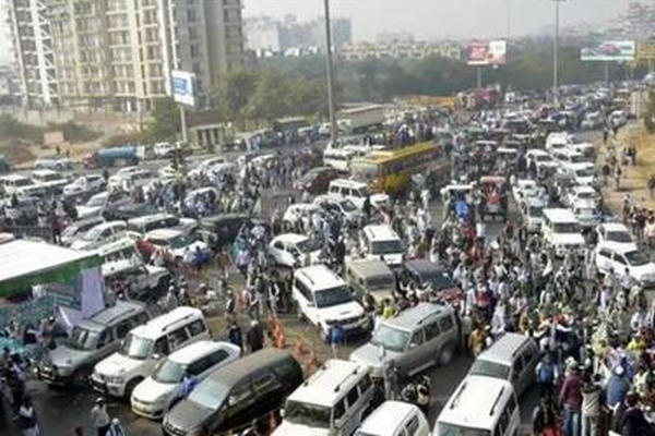 缩略图 | 印度各地农民举行抗议：封锁公路和铁路，造成大规模拥堵