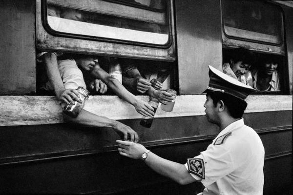 缩略图 | 40年前的春运火车：有人打麻将，有人当场生孩子