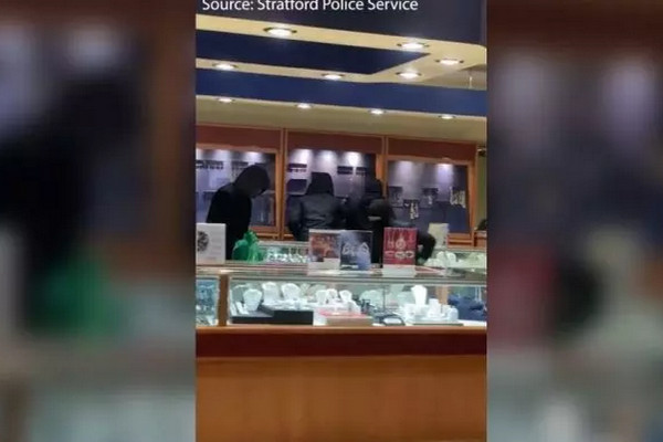 缩略图 | 安省商场珠宝店遭洗劫，四劫匪1分钟内狂扫$10万！