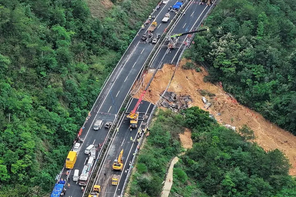 缩略图 | 广东梅大高速路面塌方，事故已致24人死亡！