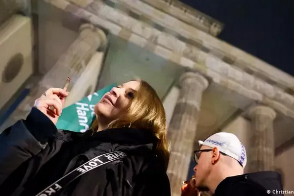 缩略图 | 德国大麻今起正式合法化，柏林青年街头欢庆！