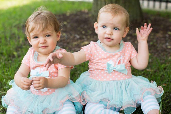 缩略图 | 美国两位“母亲”相距千里同时怀孕，诞下女婴凑成双胞胎！