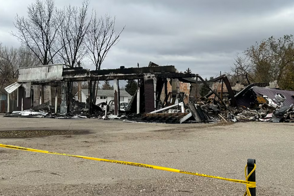 缩略图 | 太魔幻！加拿大印度老板一把火烧毁自家餐馆，受访现场淡定飙戏！