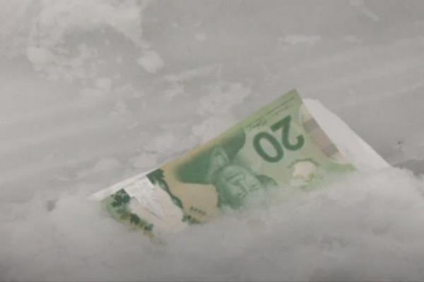 缩略图 | 加拿大女子在超市门口发现一个信封，里面全是现金，结局暖哭！