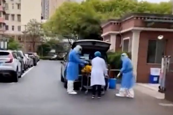 缩略图 | 上海福利院老人未死亡，被转运到殡仪馆，5人被问责！
