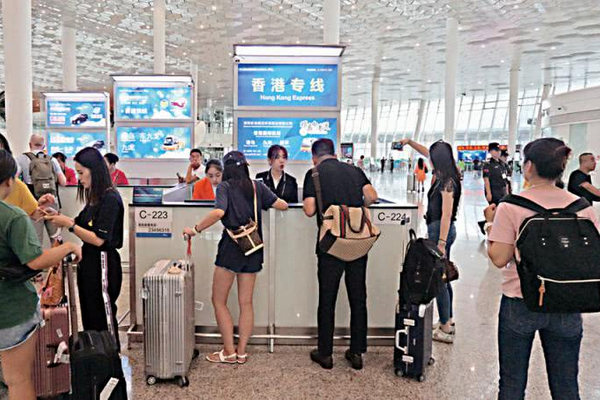 缩略图 | 香港机场瘫痪，深圳机场临时客流激增