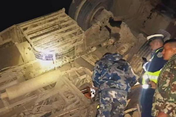 缩略图 | 尼泊尔大巴坠河致19死，中国公民一死一伤！