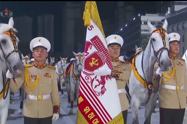 缩略图 | 朝鲜劳动党成立75周年阅兵式凌晨举行，金正恩出席