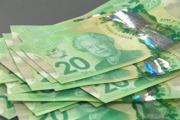 缩略图 | 加拿大街头飘散钞票，路人疯狂捡钱引骚乱！