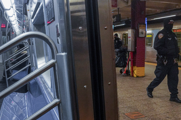 缩略图 | 美国亚裔女子两度险被推入地铁轨道，嫌犯逃跑后又折返企图再犯案！