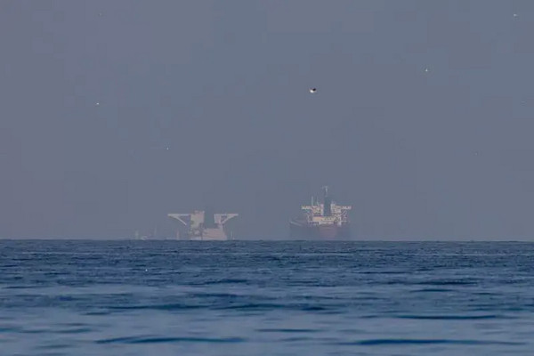 缩略图 | 美伊同意停火后，首批船只通过霍尔木兹海峡