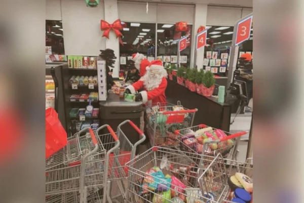 缩略图 | 加拿大圣诞老人带着40个精灵，疯狂洗劫Metro超市！全网却在叫好！