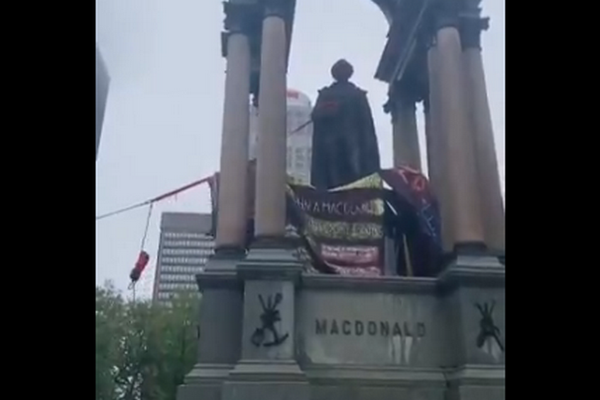 缩略图 | 加拿大爆发抗议活动后，首位总理雕像遭“斩首”