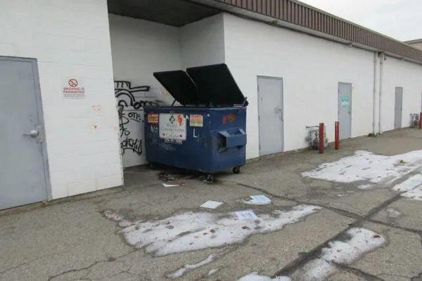 缩略图 | 加拿大男子被困垃圾箱，零下19°C遭机器循环碾压2次！