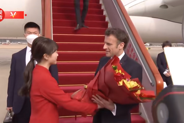 缩略图 | 法国总统马克龙访华，巩俐夫妇同机随行