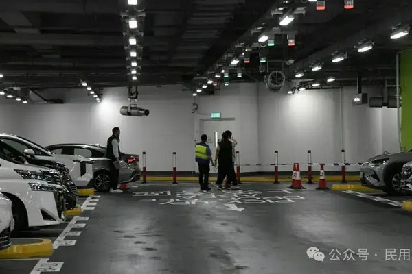 缩略图 | 香港机场突发黄金大劫案！700万港元金条被抢，事主被砍伤！