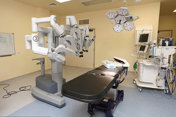缩略图 | 英国首例机器人心瓣手术：现场大乱 病人不治身亡