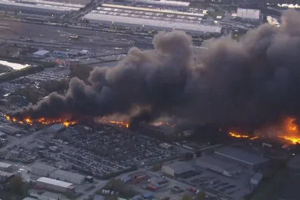 缩略图 | 美国一飞机坠毁，目击者拍下爆炸瞬间，至少3人死亡11人受伤！